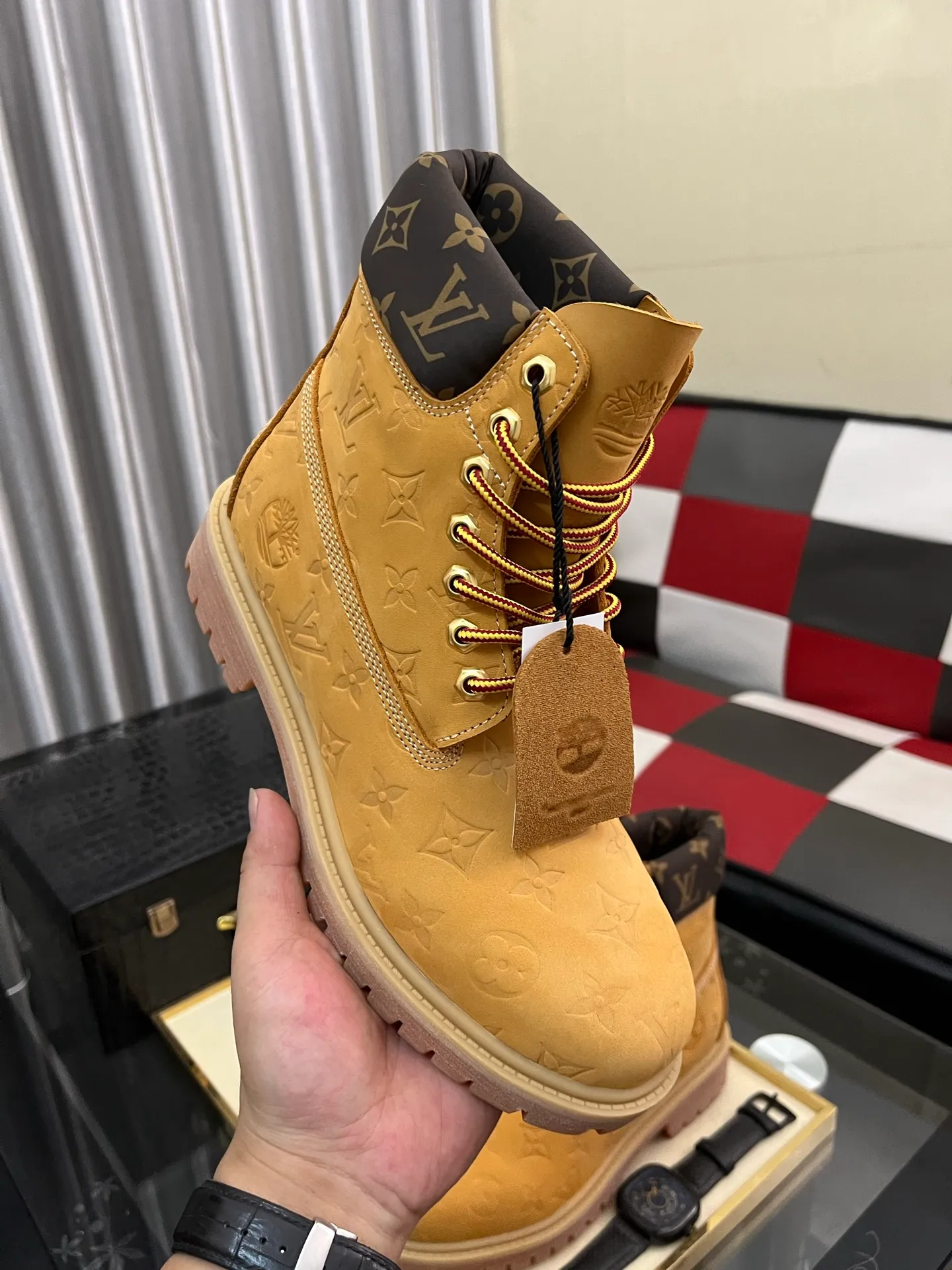 Ex-factory price: 458⌚️⌚️LV x Timberland Timberland joint model Presbyopia Embossed Rhubarb Boots Ankle Boots Short Boots LV x Timberland ankle boots are made of Monogram embossed waterproof nubuck cow leather, relying on the brand's exquisite craftsmanship to carefully reshape the classic Timberland 6-inch boot shape in Italy, with an eye-catching American workwear style. Created by Pharrell Williams 2025 autumn and winter menswear show. Monogram embossed tongue, original Timberland laces and outsole are exquisite details, and the leather label expresses the cooperation logo. Exquisite packaging at the delivery counter🛍📦 ▪️Material: Original customized imported first-layer cowhide ▪️Inner lining: Original customized leather lining/mesh lining ▪️Outsole: Original molded rubber material ▪️Sole thickness: 3.5CM ▪️Size: 38-44